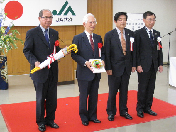 JA共済から「交通安全傘」の寄贈を受け県下各小学校に入学する新一年生にプレゼント