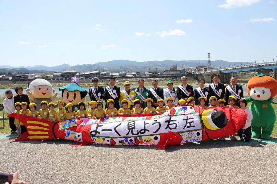 ▲幼稚園児が鯉のぼりで交通安全を呼びかけ