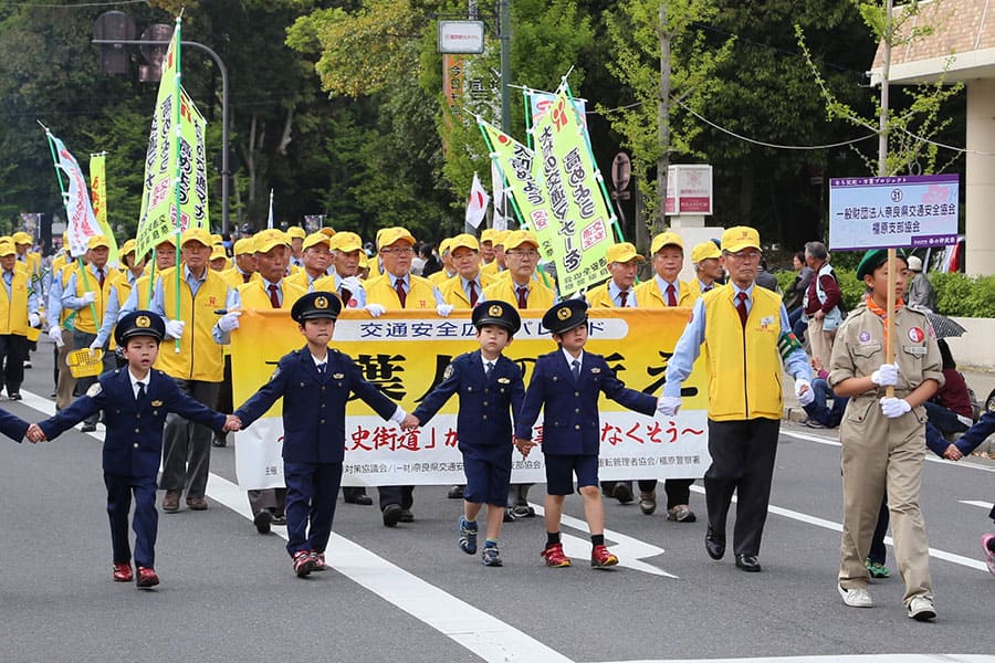▲神武祭パレードに参加して交通安全を訴え