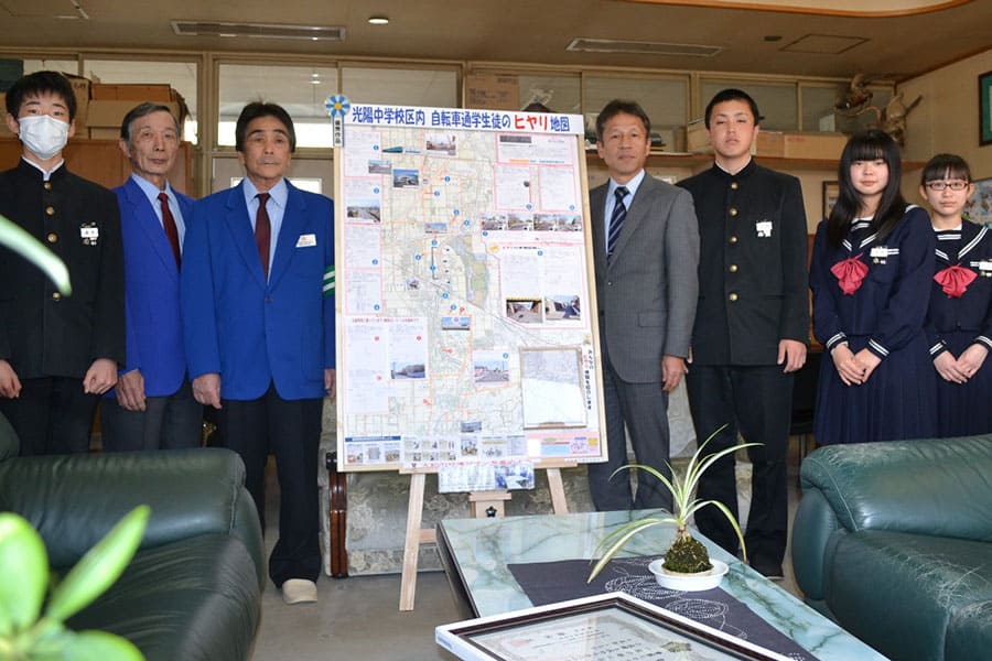 ▲光陽中学校に通学路の危険個所を示した「ヒヤリ地図」を寄贈