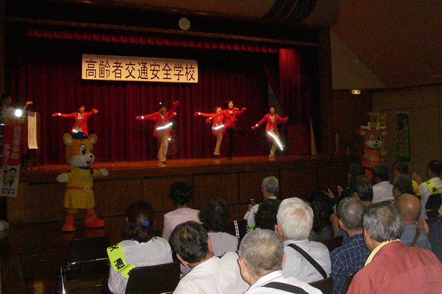 ▲高齢者交通安全学校における反射材を活用したダンス