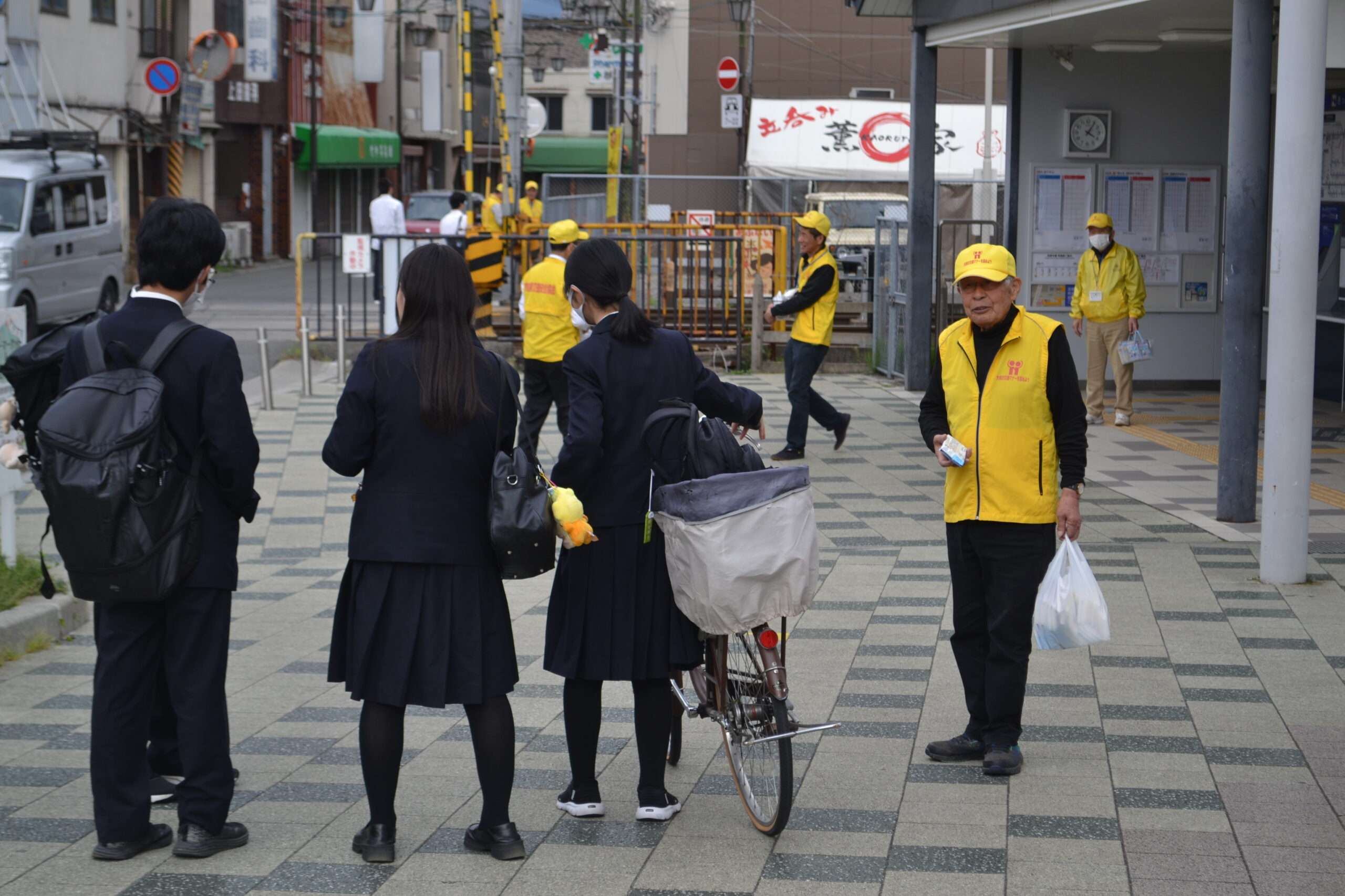 ▲田原本駅ロータリーにおいて交通安全啓発を実施（田原本地区）