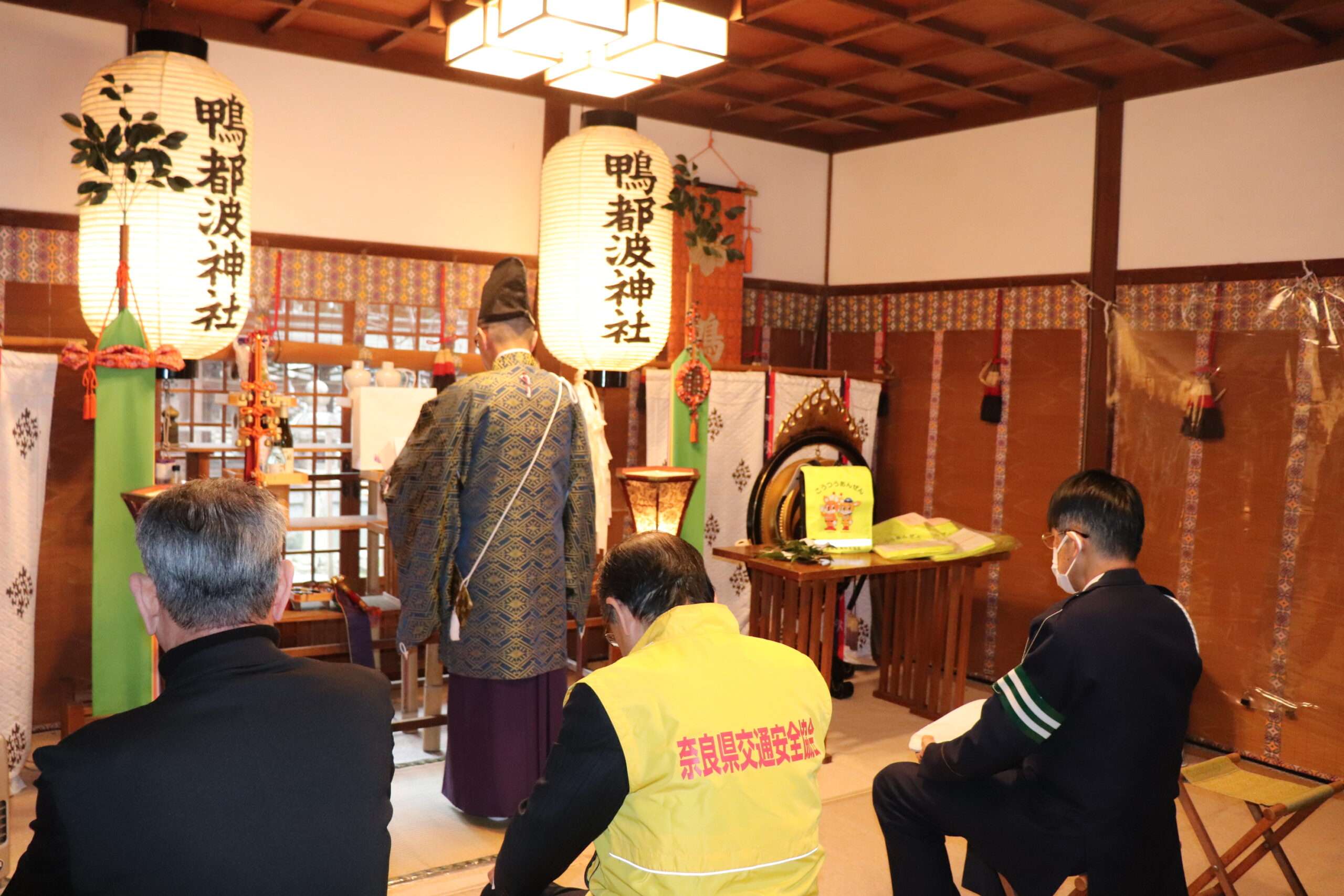 ▲こどもの交通安全を願いランドセルカバーを鴨都波神社で祈願