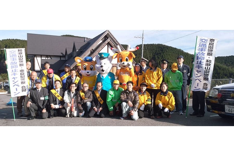 ▲和歌山県交通安全協会と連携し、高野龍神スカイラインでライダーに安全運転を呼びかけ