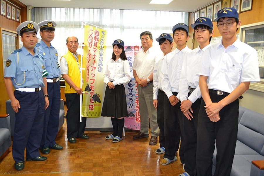 ▲自転車マナーアップモデル校の奈良北高校に啓発のぼり等を贈呈