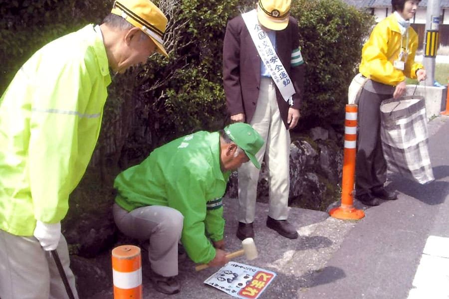 ▲通学路に飛出し禁止のストップマーク設置