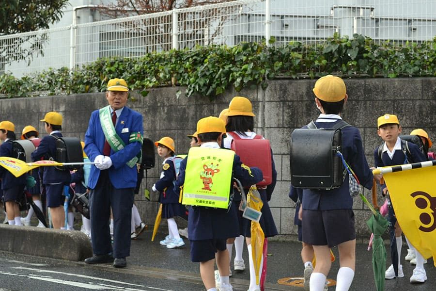 ▲子供たちの安全を願って通学路で保護・誘導活動