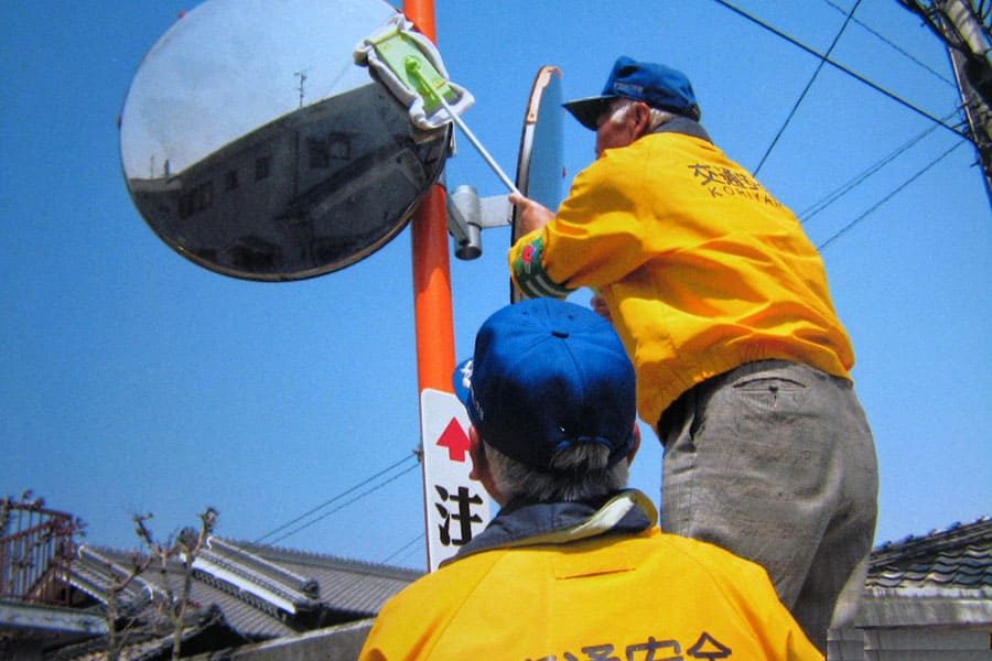 ▲子供たちの安全を願って通学路のカーブミラーを清掃