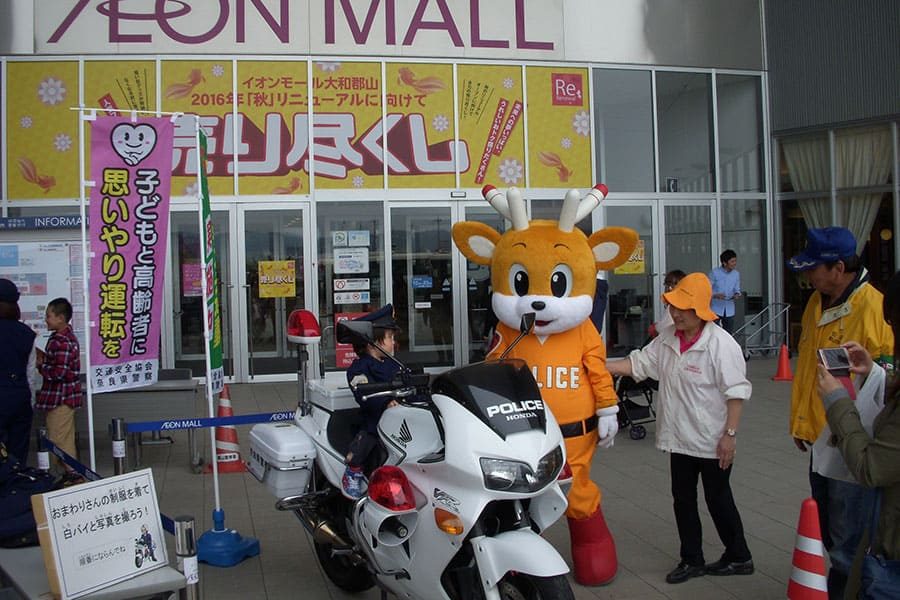 ▲大型商業施設でキッズポリスの白バイ体験を開催