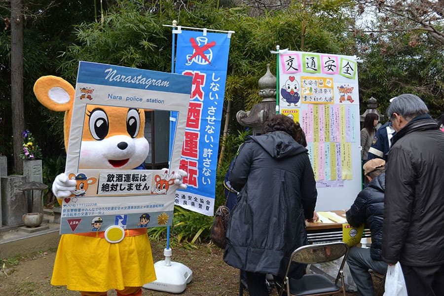 ▲大安寺（ささ酒祭り）で交通安全「書き初め大会」を開催し、飲酒運転根絶等を呼びかけ