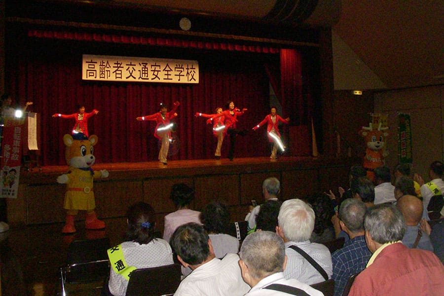 ▲高齢者交通安全学校における反射材を活用したダンス
