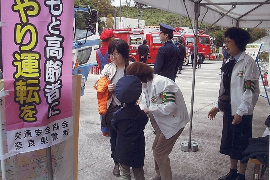 ▲大型商業施設でキッズポリスの制服着用体験等を開催