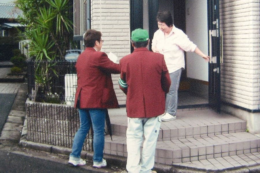 ▲高齢者宅を訪問して交通事故防止を呼びかけ（桜井地区）