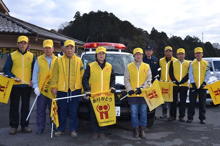 ▲早朝の通学路における見守り活動（宇陀地区）