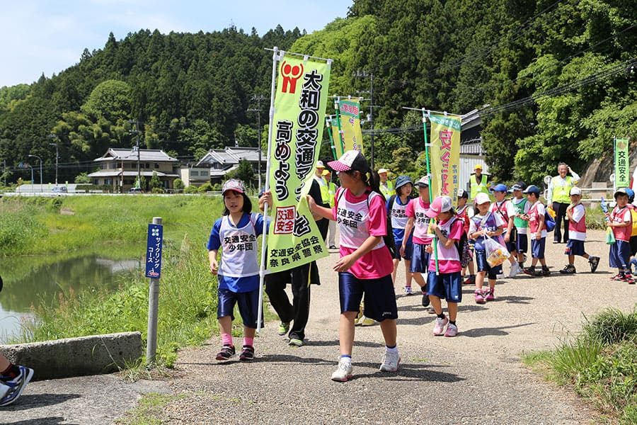 ▲スポーツ少年団が交通安全を呼びかけ（宇陀地区）