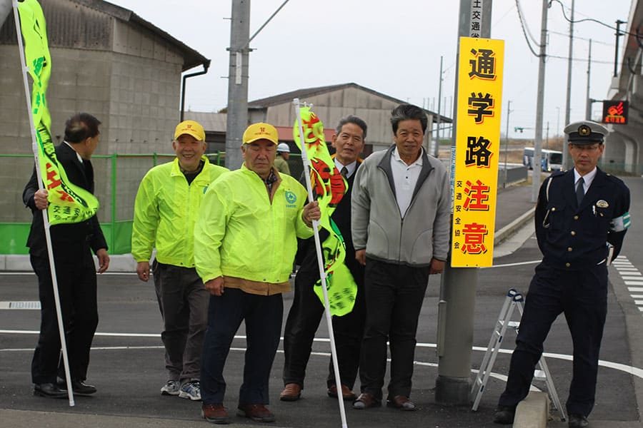 ▲通学路の危険個所に「通学路注意」の看板や「ストップマーク」を設置