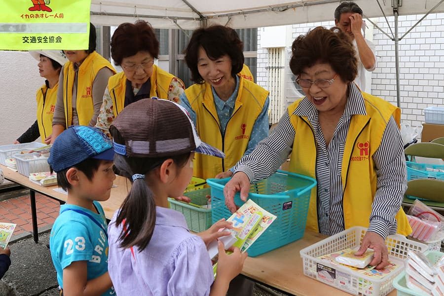 ▲葛城市公園祭りで交通安全啓発品を配布