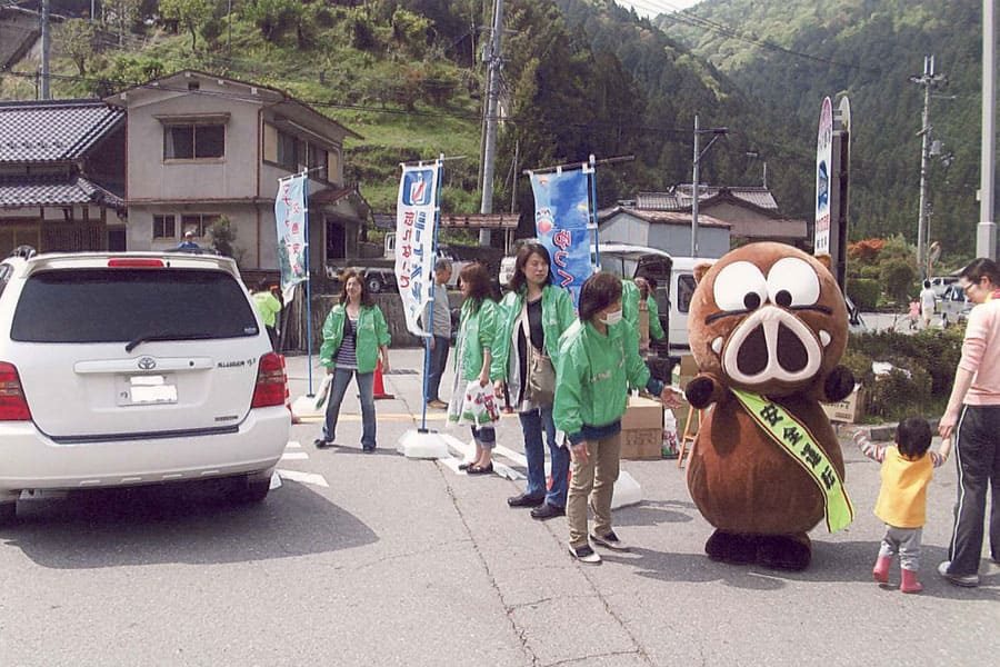▲地元のマスコットキャラクターと安全運転を呼びかけ