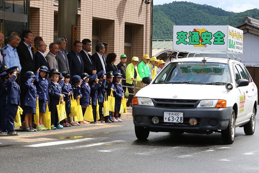 ▲ちっびこポリスと関係団体が集結して交通安全運動出発式